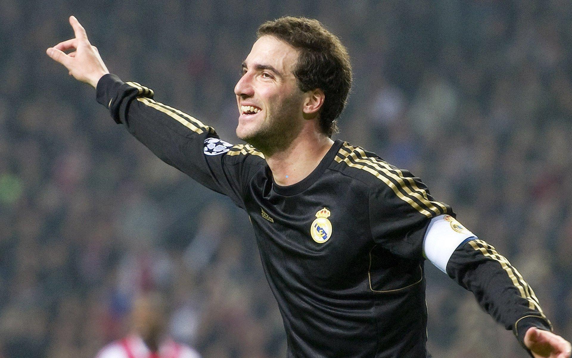 王者印记,拜仁飞翼迪亚斯背部雄狮纹身曝光,铁血柔情寓意守护家人